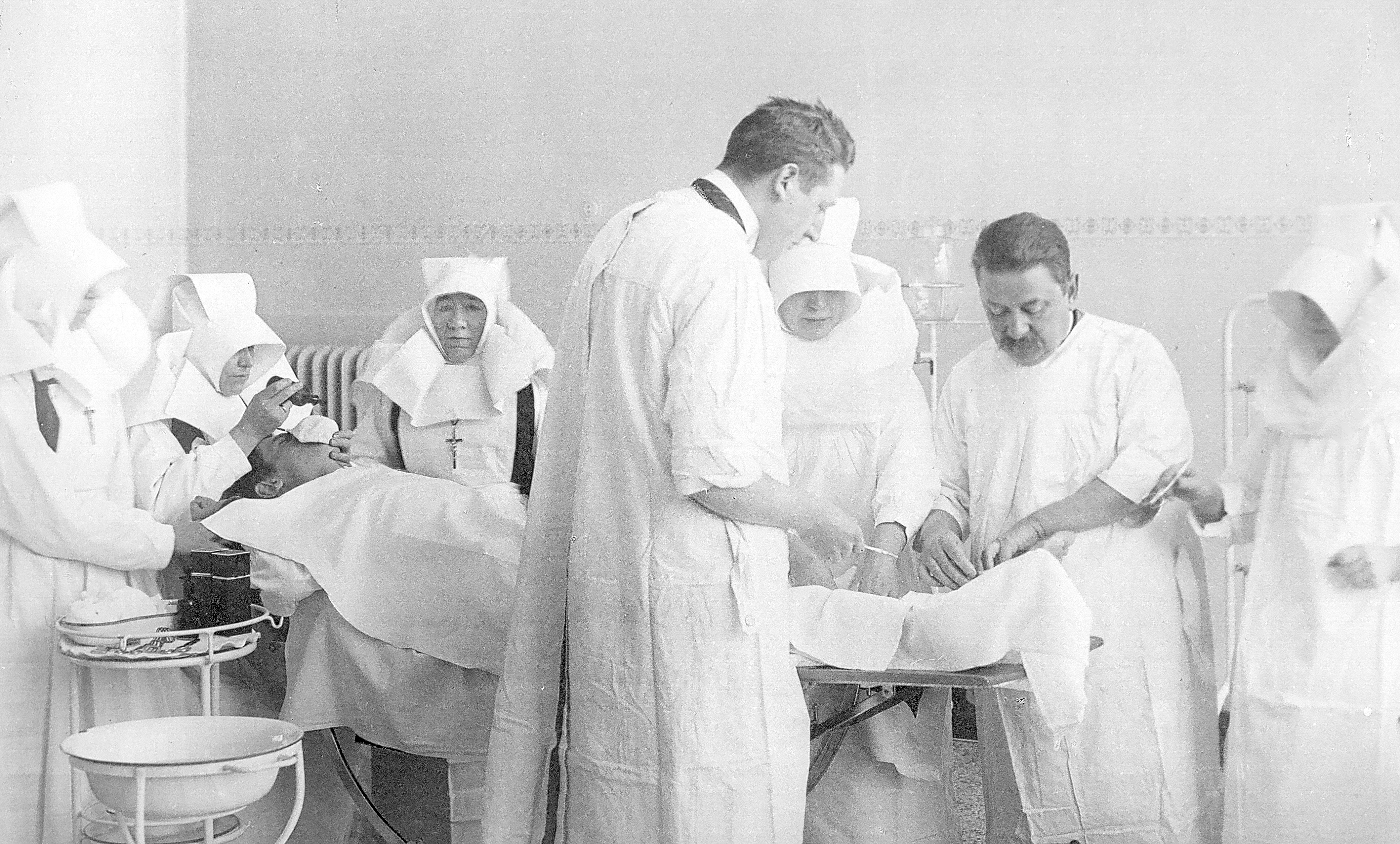 h17-sint-franciscus-gasthuis-arts-en-augustinessen-tijdens-operatie