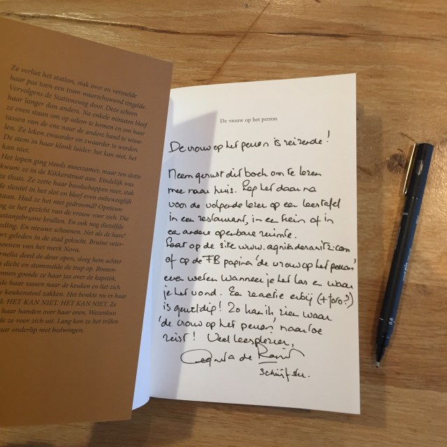 De vrouw op het perron reist